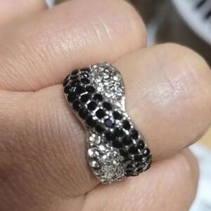 Elegant diamond ring sz 9
